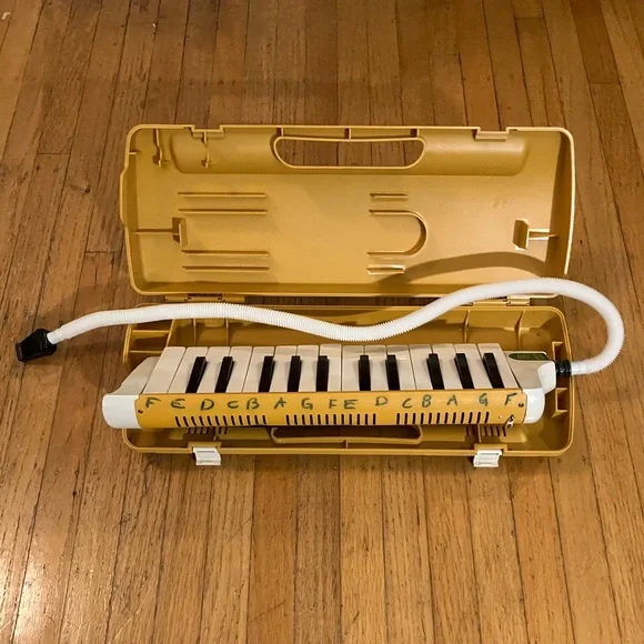 Suzuki Melodion (melodica/melody horn/etc.) in Yellow - Picture 2 of 6